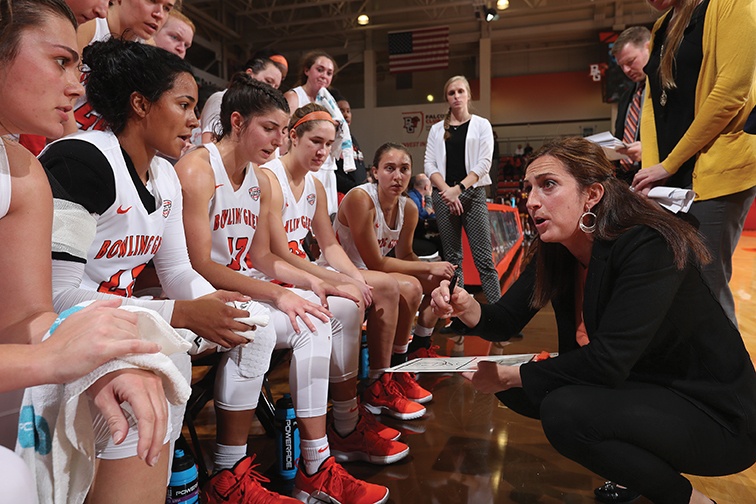 Robyn Fralick talking to the Women’s Basketball team