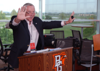 Dick Maxwell, BGSU journalism alum and retired director of broadcast operations for the NFL, welcomes players to the opening session.