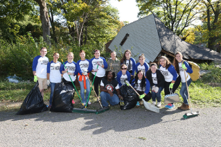 BGSU students devote time volunteering during fall and spring breaks.  Instead of spending their fall break at the beach or with family, some BGSU students traveled to Indianapolis and Detroit to do community service as part of BG Alternative Breaks (bGAB).