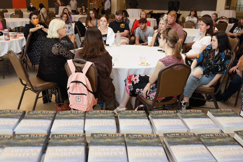 BGSU alumna Beth Macy '86 speaks to students 