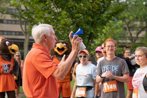 Olympian Dave Wottle starts the 5K race