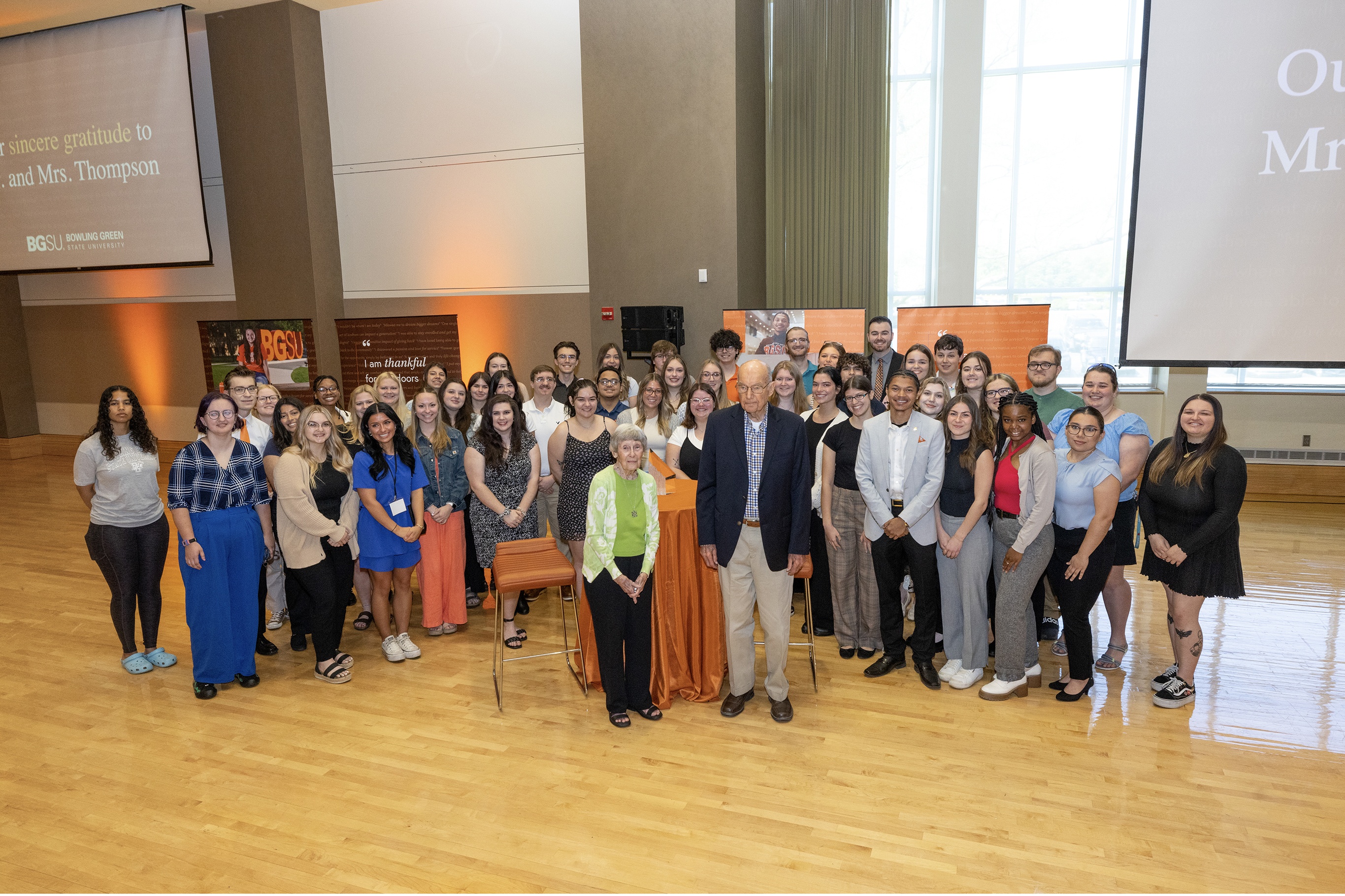 A large group of BGSU students stand with Robert and Ellen Thompson.