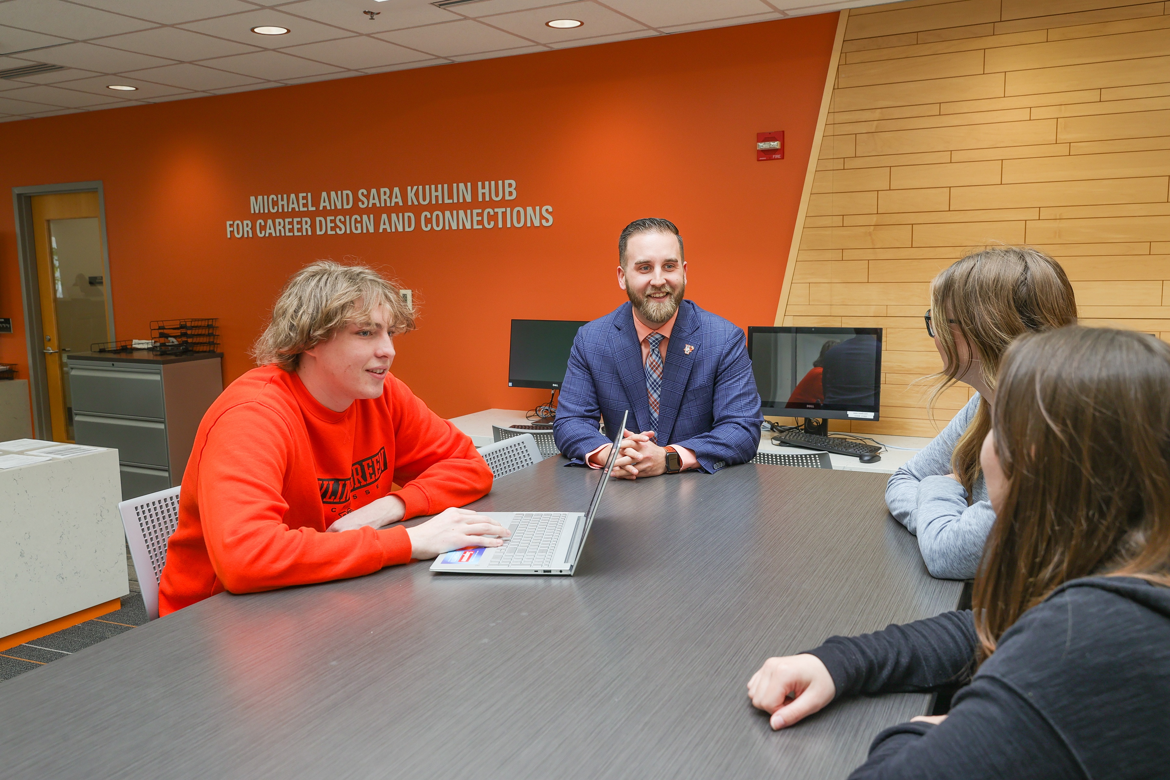 Kuhlin Hub Executive Director Steve Russell meets with students.